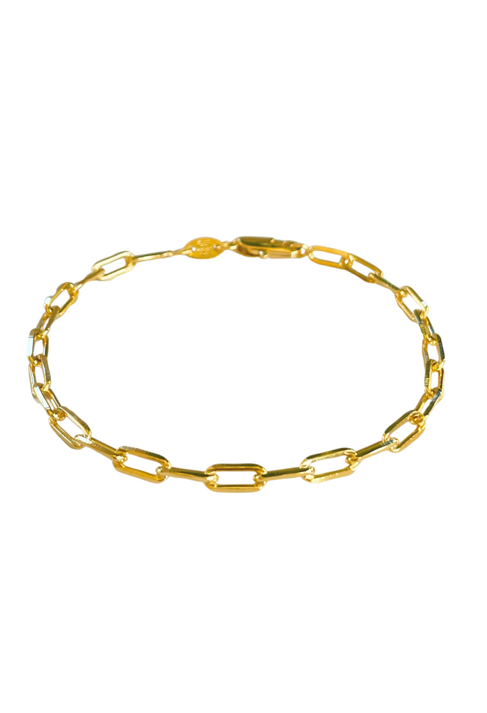 A timeless essential, our signature gold paperclip bracelet is the perfect blend of modern elegance and everyday luxury.
18k Gold Filled Over Brass
