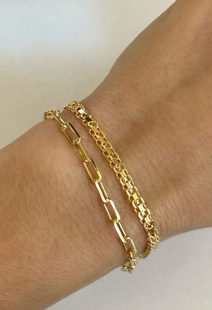 A timeless essential, our signature gold paperclip bracelet is the perfect blend of modern elegance and everyday luxury.
18k Gold Filled Over Brass