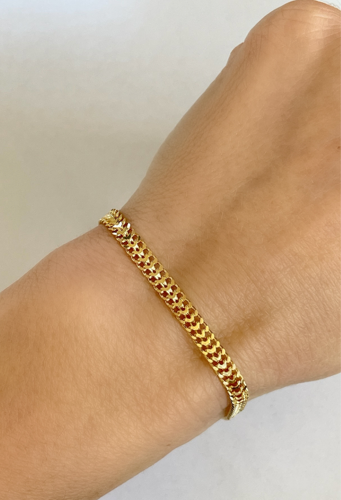 The Double Curb Bracelet is your perfect everyday bracelet. Crafted in 18k gold-filled for timeless shine, this effortlessly chic chain stands out solo or layers beautifully with your favorite pieces.
18k Gold Filled Over Brass
6.5" or 7" Length, 4mm Width 
Lightweight & Stackable