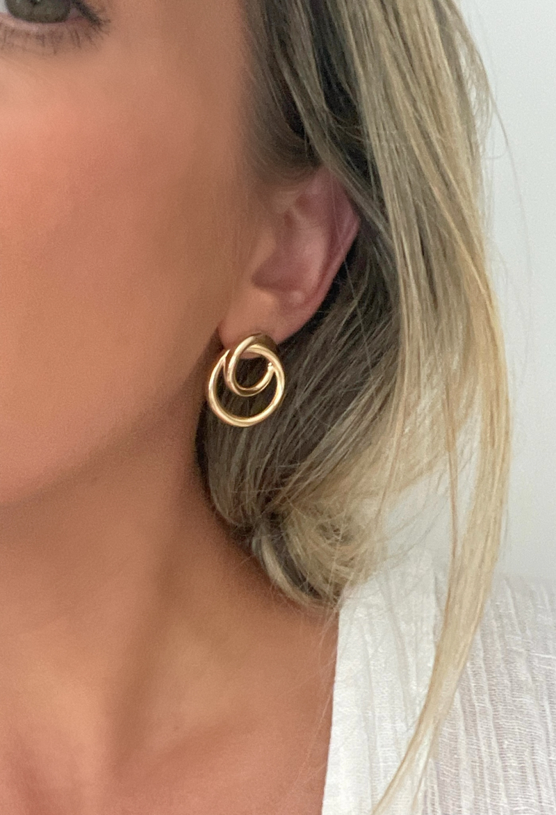 Discover modern elegance with Dylan Rae Jewelry's Interlocking Circle Link Earrings. Crafted from lightweight 18k gold-filled material, these versatile earrings seamlessly transition from day to night, adding sophistication to any outfit.