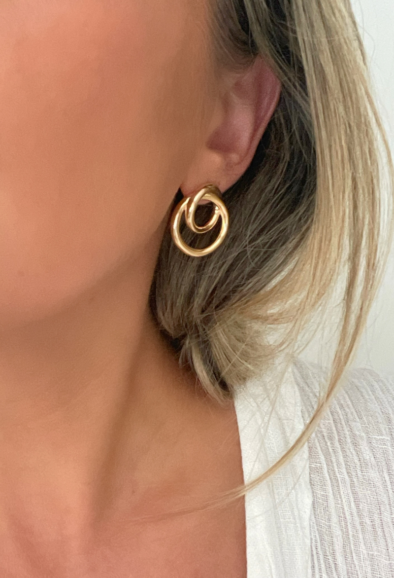 Discover modern elegance with Dylan Rae Jewelry's Interlocking Circle Link Earrings. Crafted from lightweight 18k gold-filled material, these versatile earrings seamlessly transition from day to night, adding sophistication to any outfit.