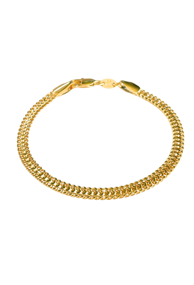 The Double Curb Bracelet is your perfect everyday bracelet. Crafted in 18k gold-filled for timeless shine, this effortlessly chic chain stands out solo or layers beautifully with your favorite pieces.

18k Gold Filled Over Brass
6.5" or 7" Length, 4mm Width&nbsp;
Lightweight &amp; Stackable