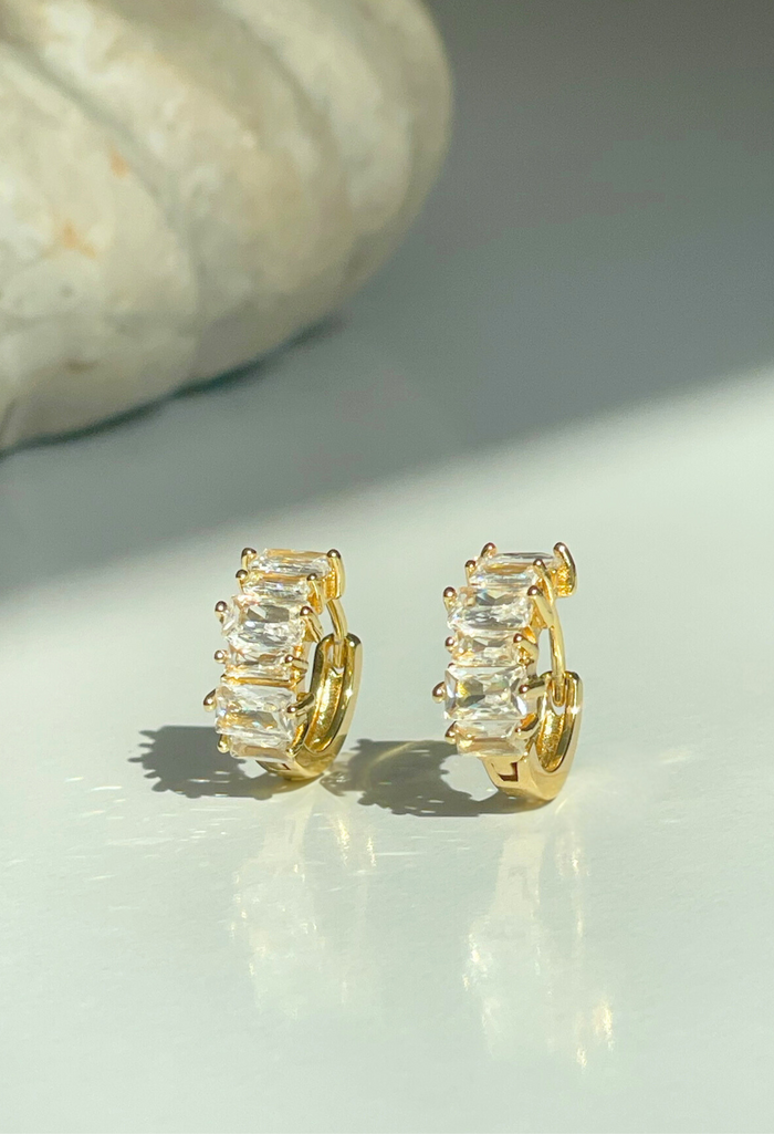 Baguette CZ Huggie Hoop
Crisp lines, quiet shine. Our Baguette CZ Huggie Hoops set step-cut stones in a sleek, low-profile hoop—lightweight, stack-ready, and made for every day.
