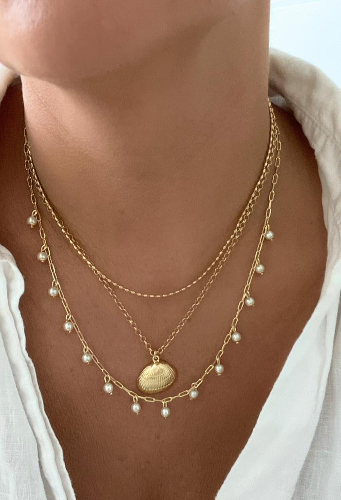 Effortlessly elevate your look with our Dangling Pearl Necklace. Made with 18k gold-filled materials, it's tarnish-resistant, safe for sensitive skin, and perfect for everyday wear—from your morning latte to happy hour. Once you put it on, you won’t want to take it off.


D E T A I L S

Materials: 18k Gold Filled&nbsp;

Measurements: 2mm Thick Chain, 4mm Pearl Charms&nbsp;


Length: 16" with 2" extender&nbsp;