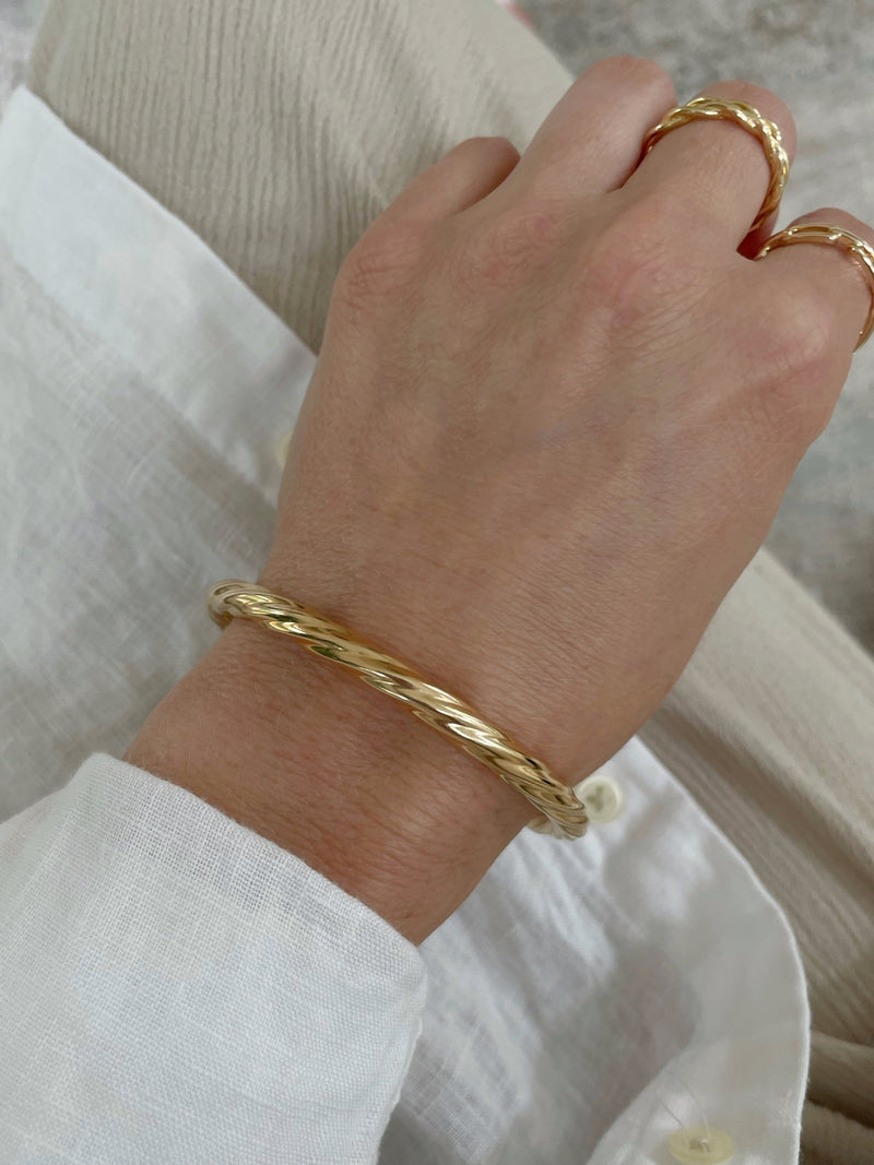 18k Gold Twisted Bangle - Bold and Elegant Women's Bracelet. Product Image. 