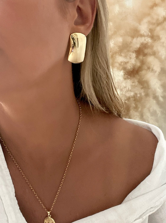 Gold rectangle stud earrings, showcasing sleek design and timeless elegance.