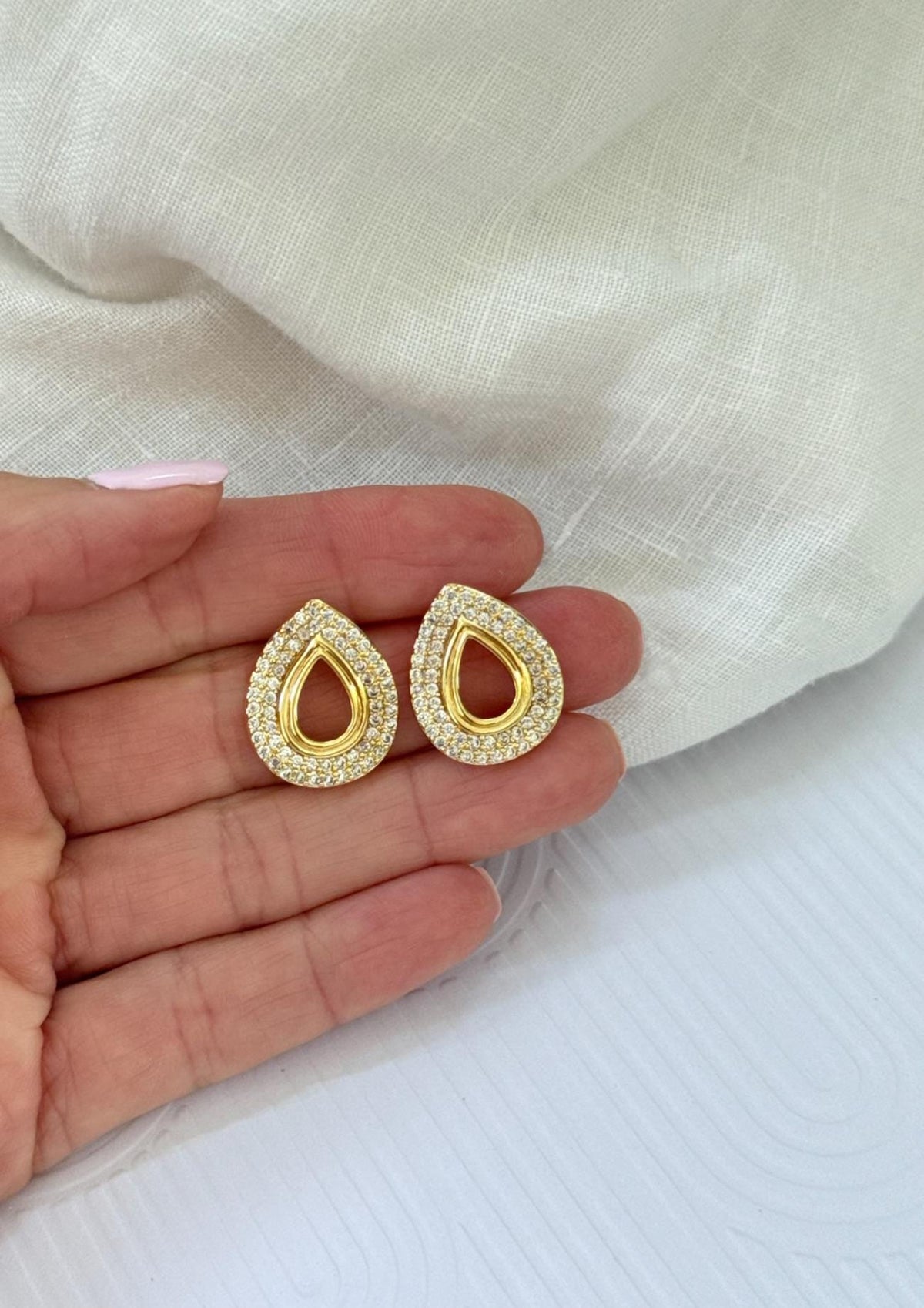Elegant Bridal Jewelry Gold Filled Stud Earring Crystal Teardrop Design Sparkly Rhinestone Border CZ Stone Construction Three Dimensional Wavy Shape Perfect Wedding Day Wear Bride Gift Bridesmaid Present Anniversary Celebration Accessory